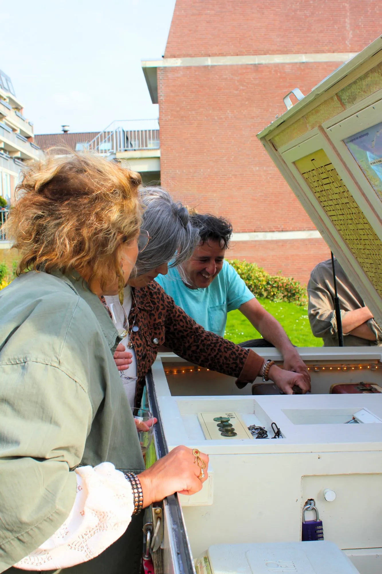Deelnemers overleggen rond de open trailer