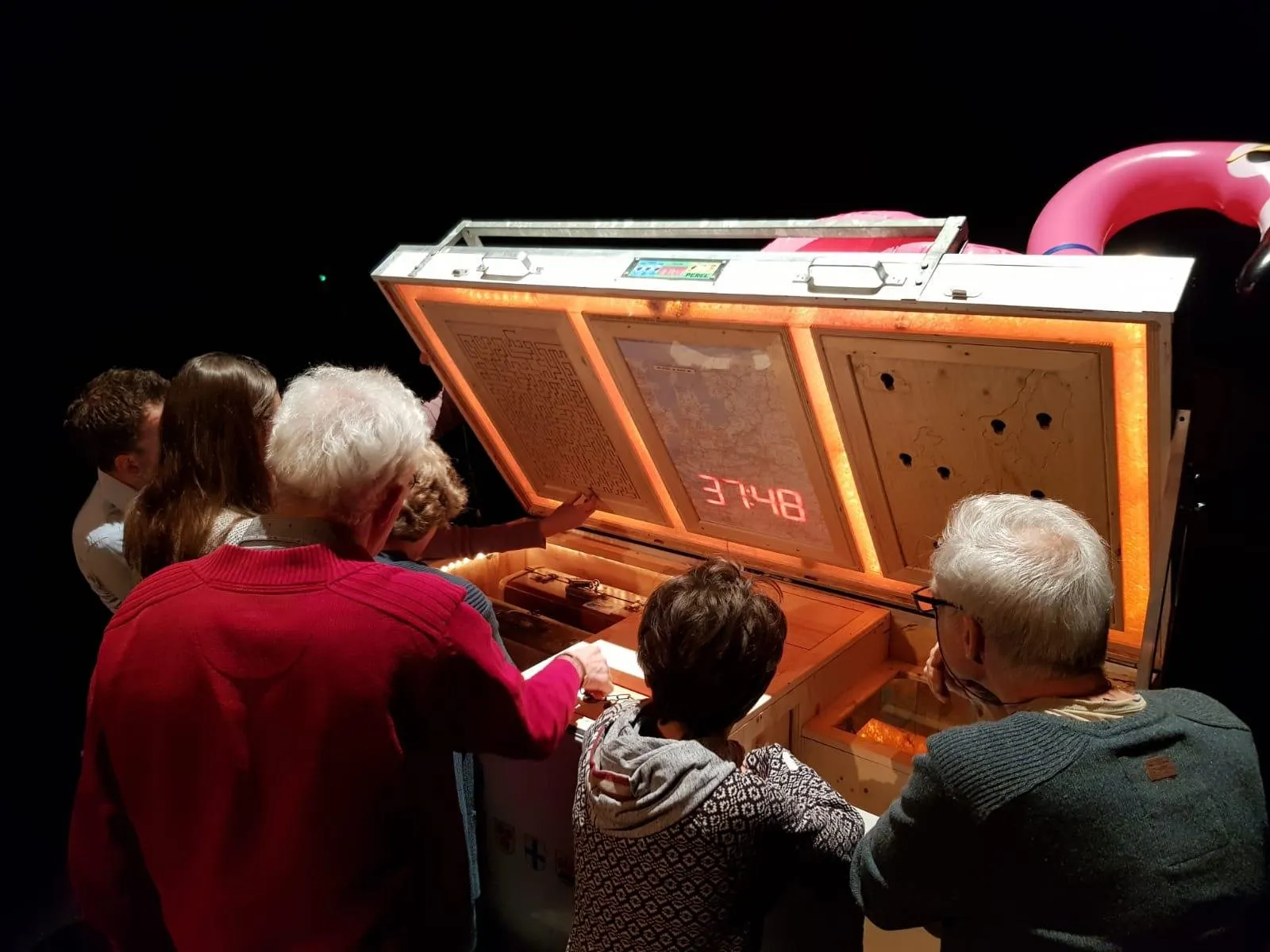 Een groep bezoekers speelt de mobiele escaperoom tijdens een evenement