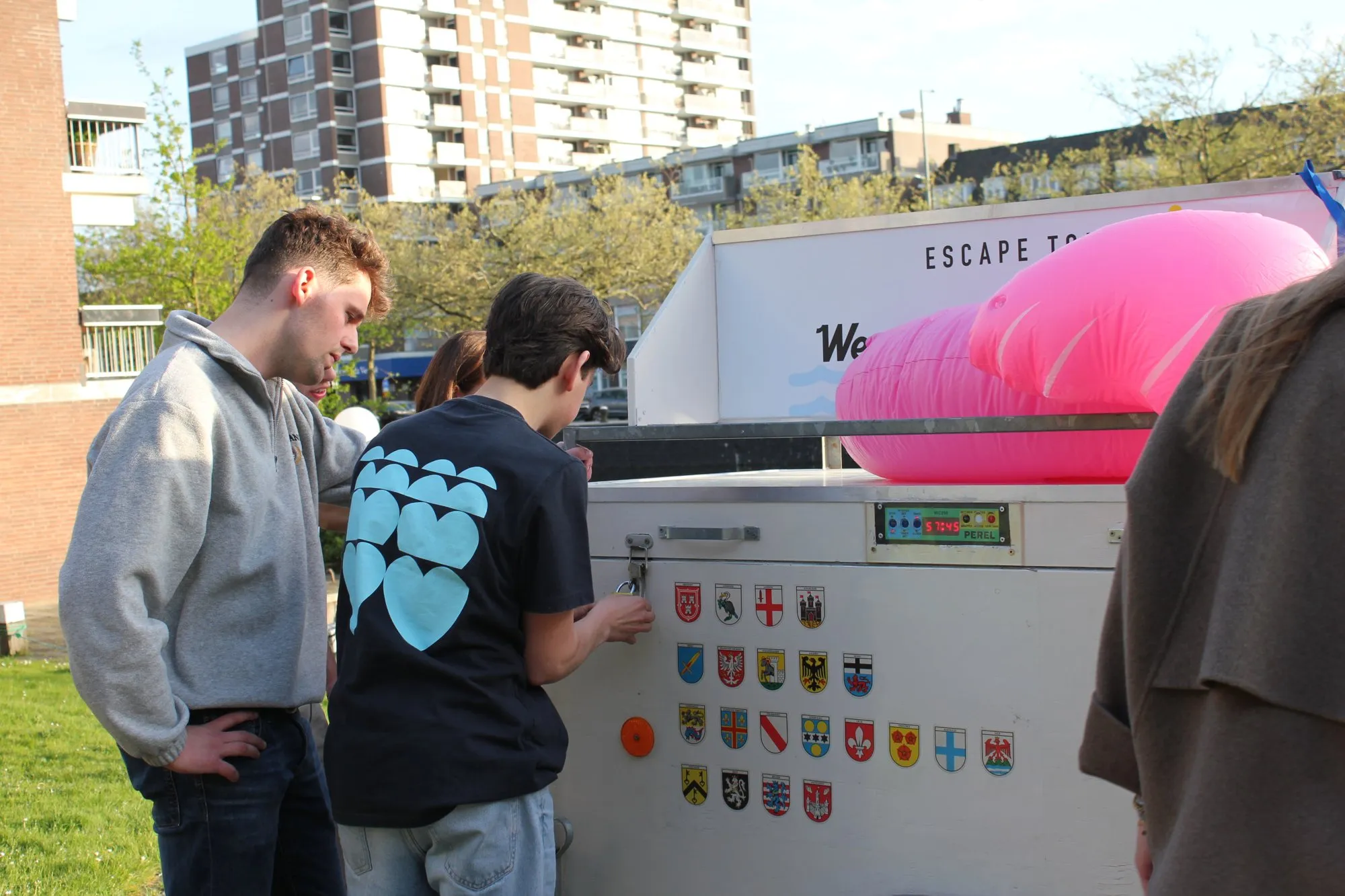 Jonge spelers lossen de wapenschildenpuzzel op tijdens een sportdag