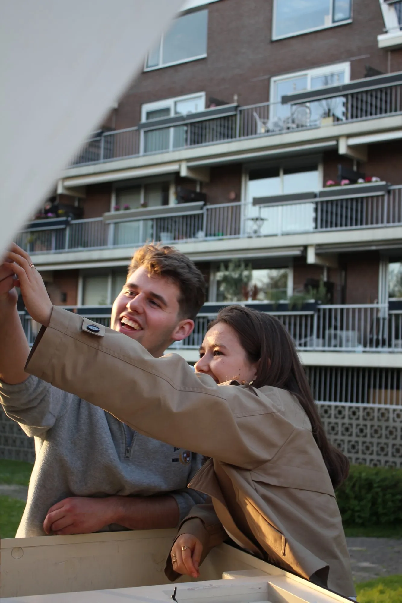Lachende collega's tillen de klep van de escape trailer op tijdens een personeelsfeest